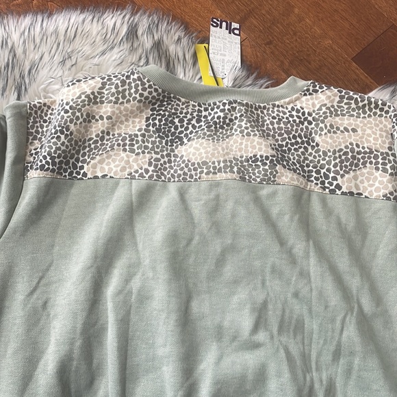 Oli ViV Crewneck Sweatshirt. NWT size 2x - Picture 7 of 7